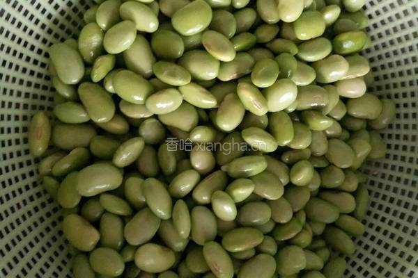 茄汁毛豆粒的做法图解1