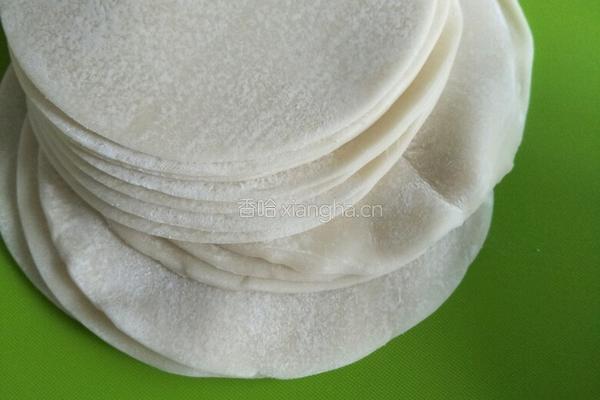 饺子皮版油泼面的做法图解1