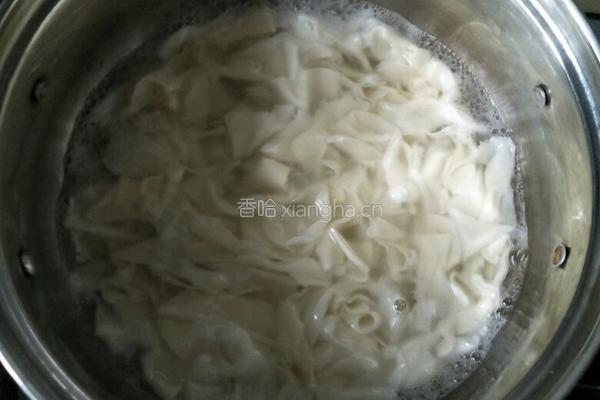饺子皮版油泼面的做法图解6