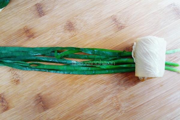 烤韭菜豆皮卷的做法图解4