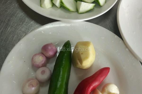 小炒丝瓜的做法图解1