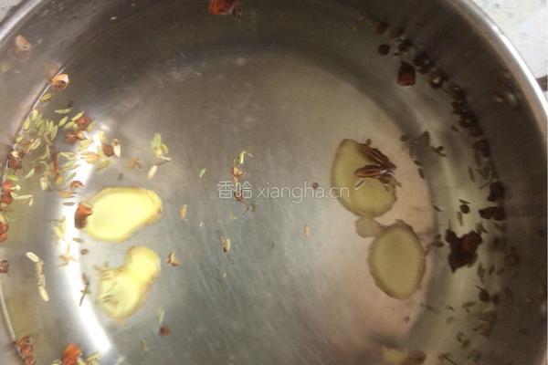 水煮五香花生米的做法图解2