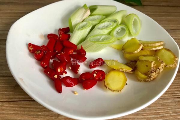 腊鱼头炖豆腐皮的做法图解4