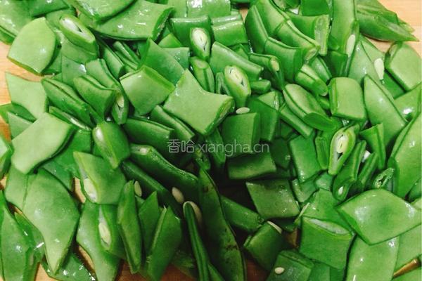 肉末梅豆的做法图解1