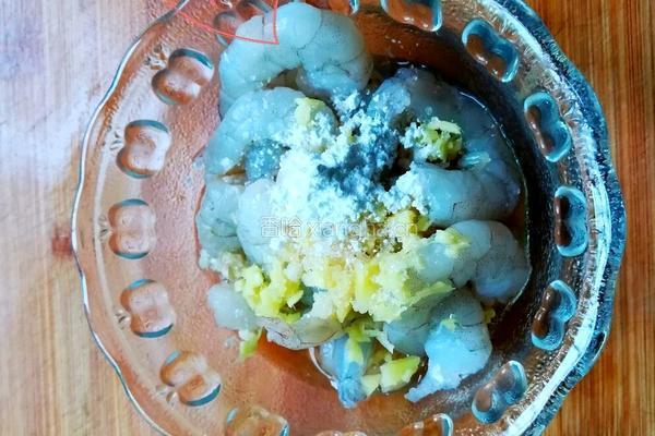 蒜蓉粉丝蛏子蒸虾仁的做法图解2