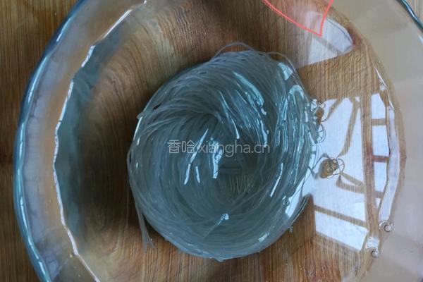 蒜蓉粉丝蛏子蒸虾仁的做法图解3