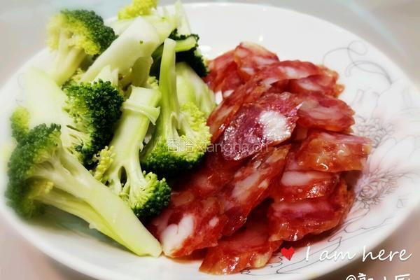 西兰花炒腊味 广味香肠炒西兰花 快手菜的做法图解1