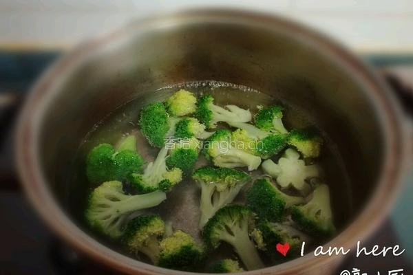 西兰花炒腊味 广味香肠炒西兰花 快手菜的做法图解2