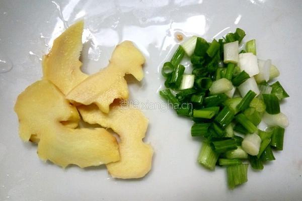 鲫鱼番茄汤的做法图解2