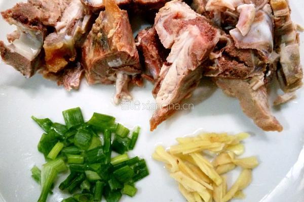 菜干烧骨粥的做法图解1