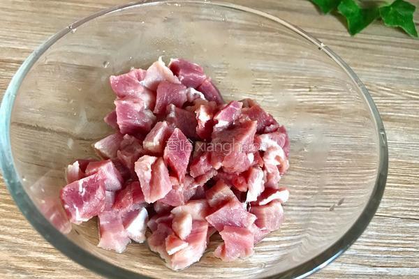 玉米炒肉的做法图解1