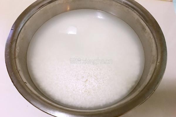 咸肉糯米牛角粽的做法图解1