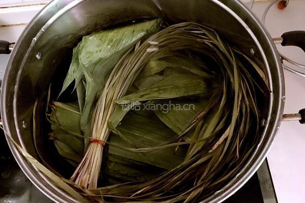 咸肉糯米牛角粽的做法图解3