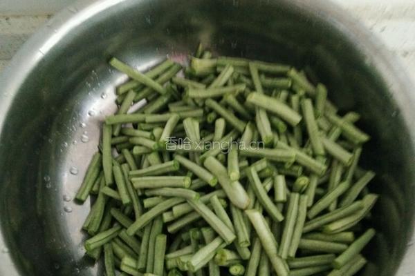 凉拌豇豆木耳的做法图解1