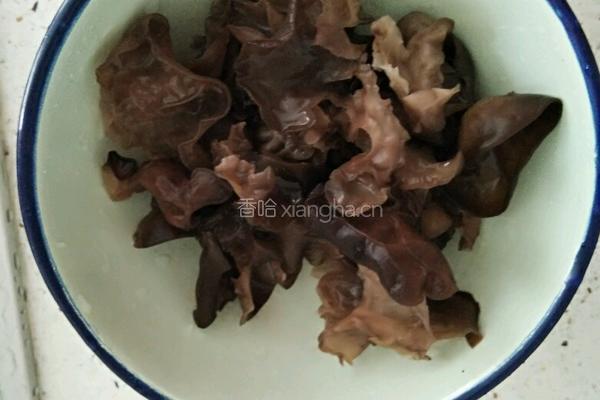 凉拌豇豆木耳的做法图解2