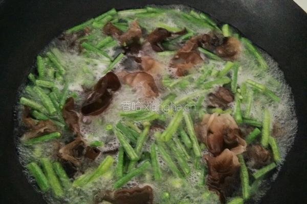 凉拌豇豆木耳的做法图解3