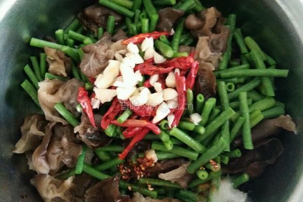 凉拌豇豆木耳的做法图解5
