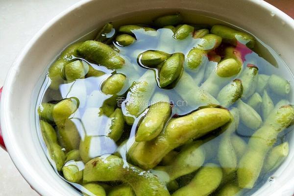 水煮香辣毛豆的做法图解1
