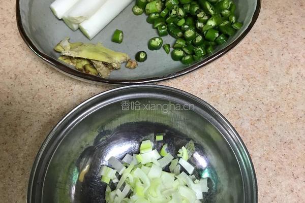 野生菌烧鸡的做法图解2