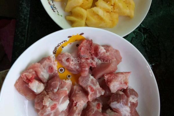 菠萝排骨的做法图解1