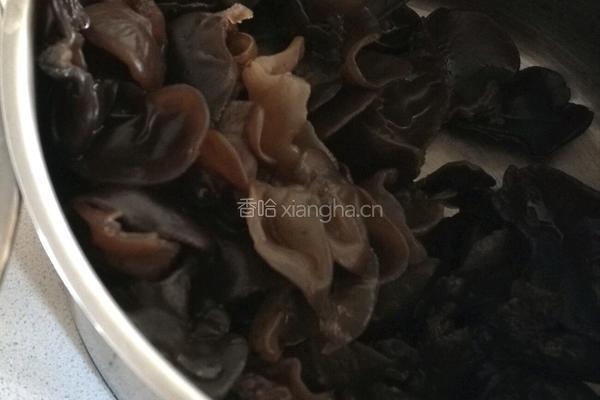 口蘑豌豆炒木耳的做法图解2