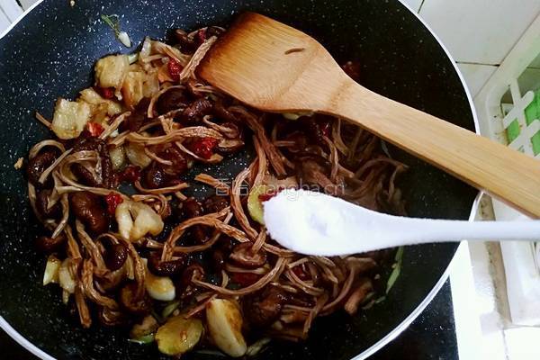 茶树菇炒肉的做法图解13