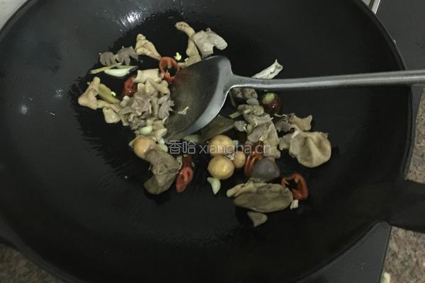 韭黄炒鸡肠的做法图解3