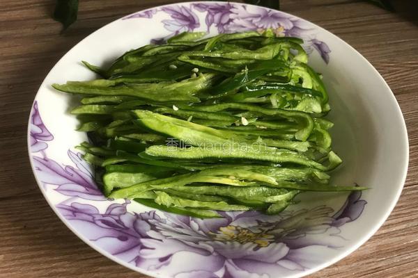 洋葱青椒炒苋菜梗的做法图解3