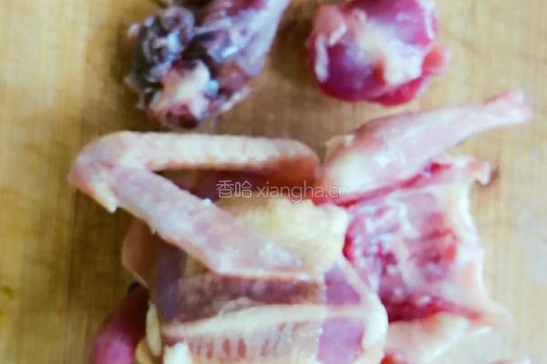 冬瓜乳鸽汤的做法图解1