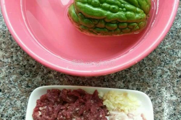 牛肉炒苦瓜的做法图解1