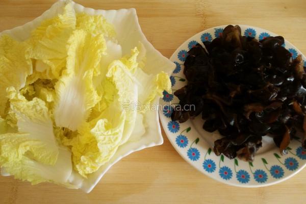 醋熘白菜木耳的做法图解1