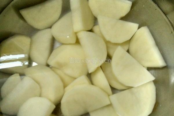 土豆闷鸡翅尖的做法图解2