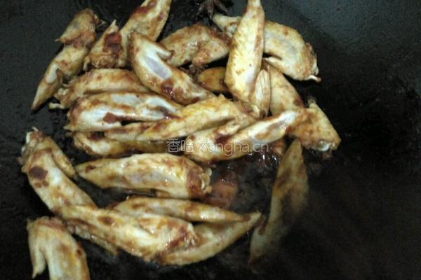 土豆闷鸡翅尖的做法图解5