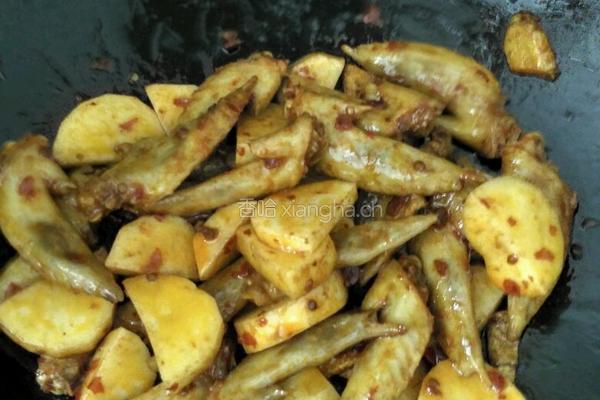 土豆闷鸡翅尖的做法图解6