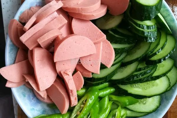 黄瓜炒火腿肠的做法图解1