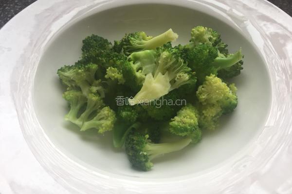 茄汁西兰花的做法图解1