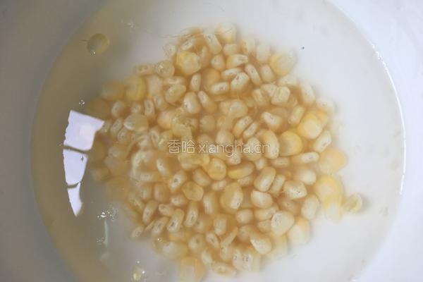 玉米红薯饼的做法图解1