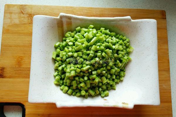 黄豆酱炒豆角的做法图解2