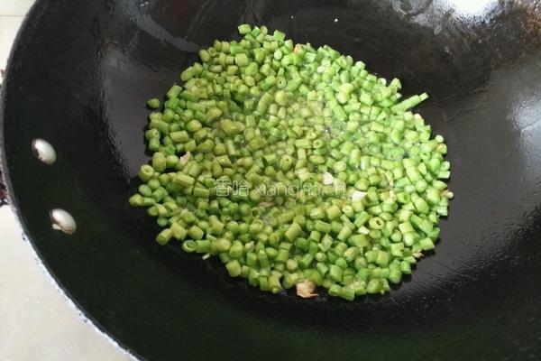黄豆酱炒豆角的做法图解3