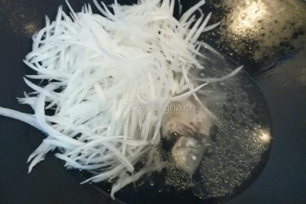 萝卜丝鲫鱼汤的做法图解5