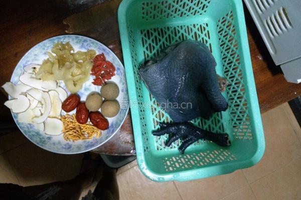乌鸡花胶汤的做法图解1