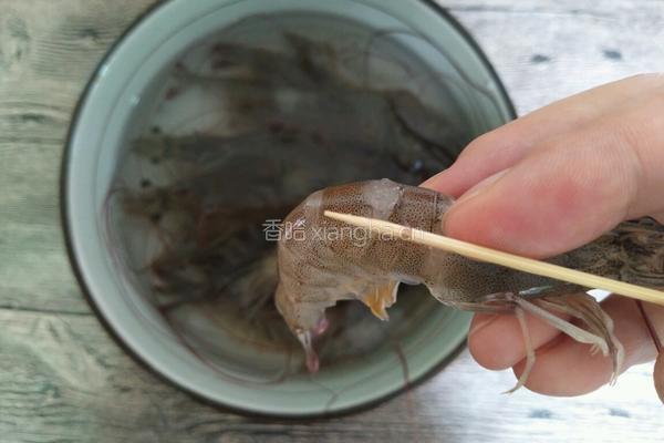 彩蔬炒虾仁的做法图解2