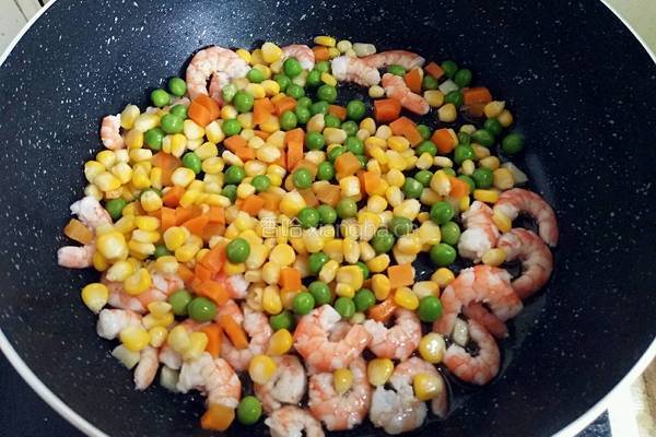彩蔬炒虾仁的做法图解10