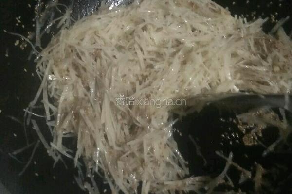 土豆炒芝麻的做法图解4