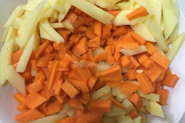 炒土豆胡萝卜丁的做法图解3