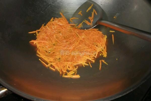 红萝卜丝炒玉米火腿的做法图解2