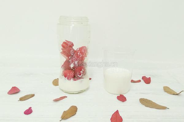 芒果绿茶奶盖和草莓牛奶奶盖的做法图解5