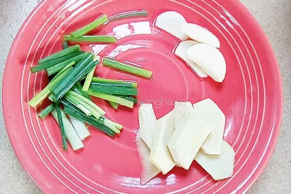 小鸡炖香菇的做法图解2