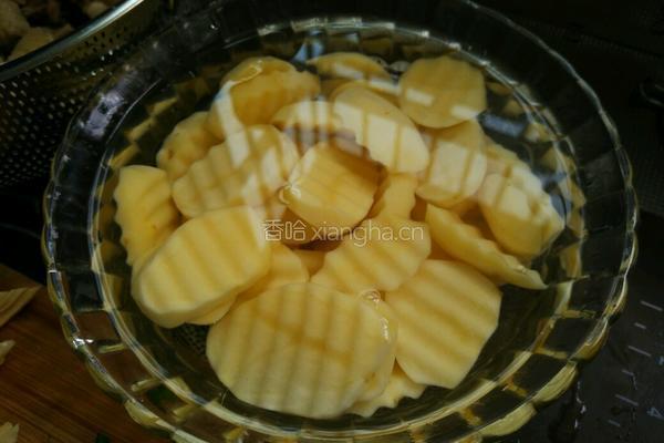 土豆鸡翅香锅的做法图解2