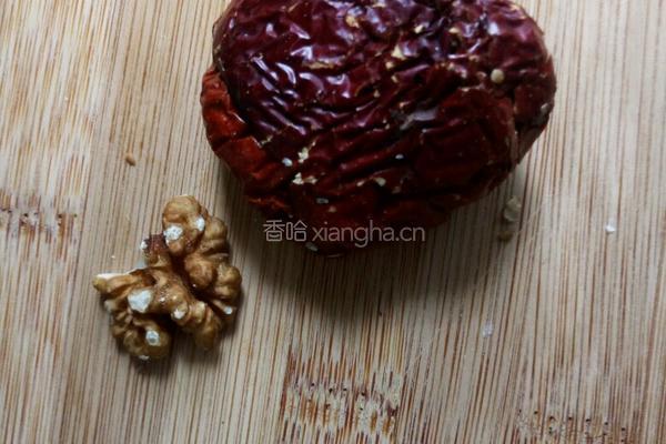 红枣夹核桃的做法图解1